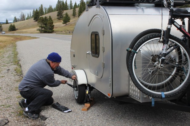 Yellowstone National Park, geysers, volcano, hot springs, wildlife, bison, elk, hiking, trails