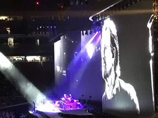 U2 2017 Joshua Tree Concert Tour, Herstory, HERoes, honoring women, tribute to women, syrian refugees, impoverished countries, concert review